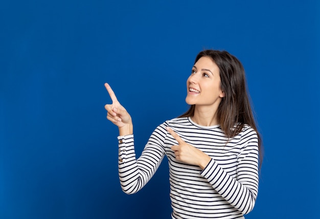 ストライプのTシャツを着ているブルネットの若い女性