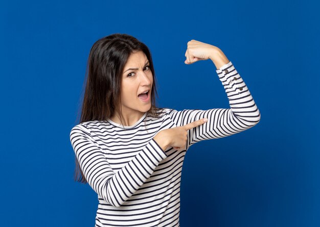 ストライプのTシャツを着ているブルネットの若い女性