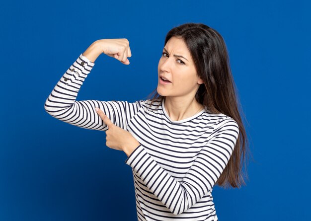 ストライプのTシャツを着ているブルネットの若い女性