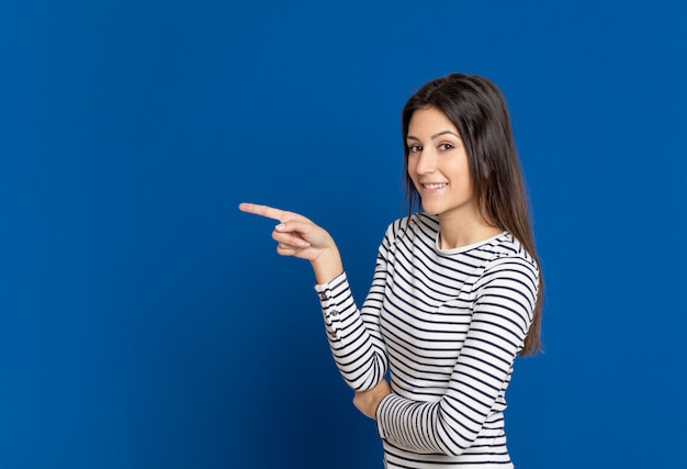 ストライプのTシャツを着ているブルネットの若い女性