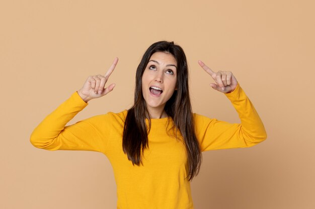 Brunette young woman wearing a yellow T-shirt