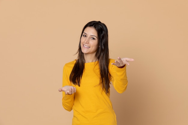 Brunette young woman wearing a yellow T-shirt