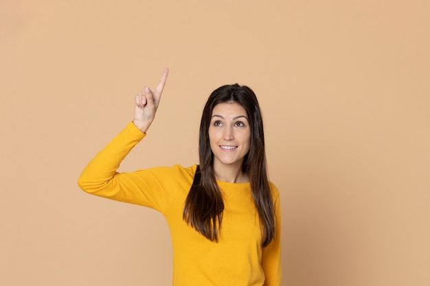 黄色のTシャツを着ているブルネットの若い女性