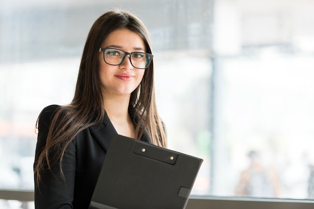 Brunette zakenvrouw poseren