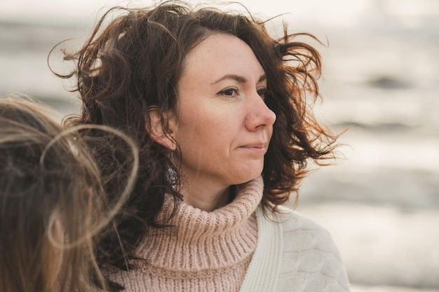 Foto i capelli castani volano via dal vento una donna si alza e pensa a qualcosa di importante brun...