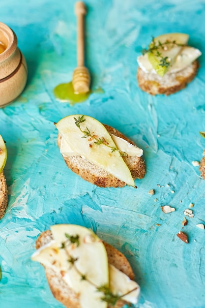 Bruschetta antipasto met blauwe kaas en peer op blauwe achtergrond