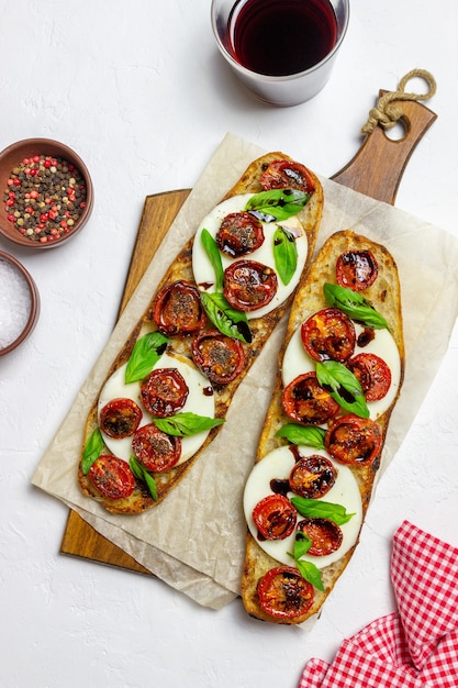 Bruschetta caprese met mozzarella, tomaten en basilicum.