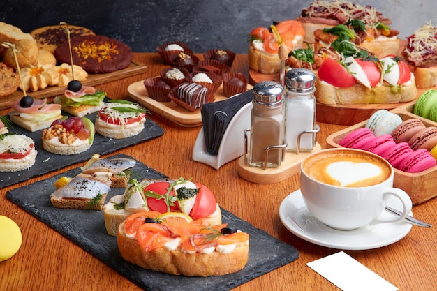 Bruschetta in assortiment met diverse vullingen