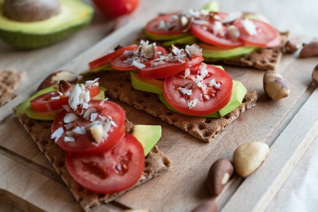 Bruschetta met avocado en tomaten.