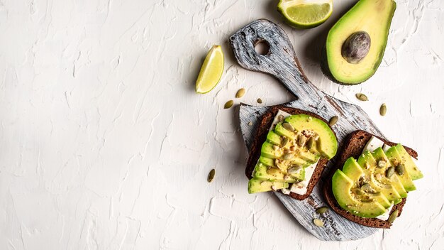 Bruschetta met avocado, kaas