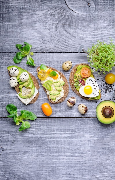 Bruschetta met avocado microgrin, kwarteleitjes en Adyghe kaas en mozzarella