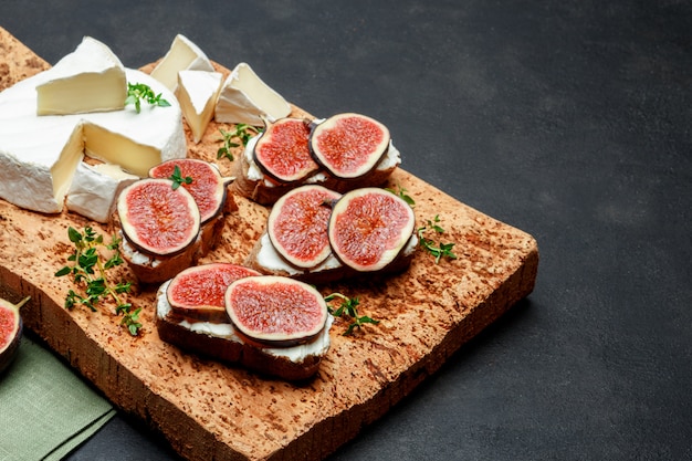 Bruschetta met blauwe kaas, brie en verse vijgen