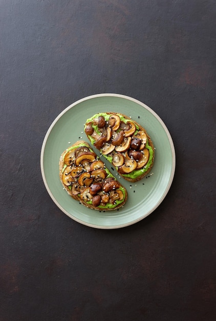 Bruschetta met champignons en avocado's. Gezond eten. Vegetarisch eten. Keto-dieet.