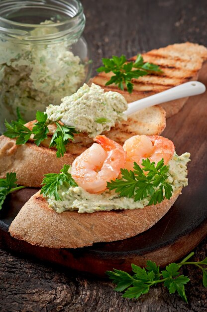 Foto bruschetta met een pasta van groene erwten en garnalen