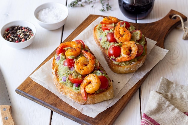 Foto bruschetta met garnalenguacamole en tomaten gezond eten ontbijt