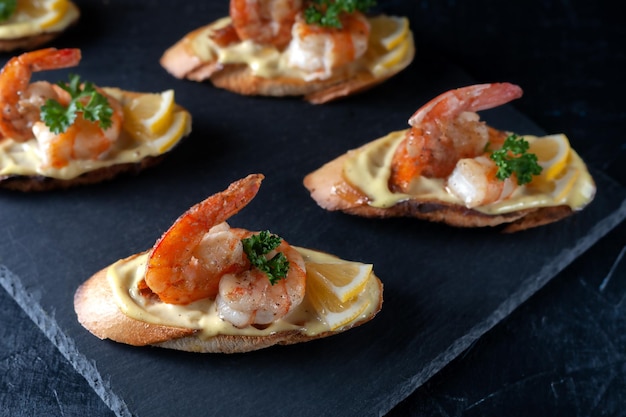 Bruschetta met garnalenmayonaise en microgroenten gezond eetconcept