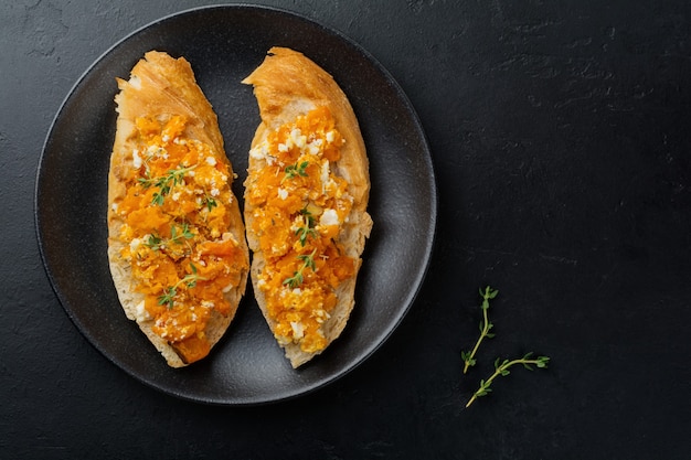 Bruschetta met gebakken pompoen, fetakaas en tijm