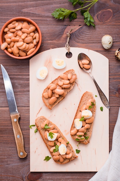 Bruschetta met gekookte bonen op een snijplank