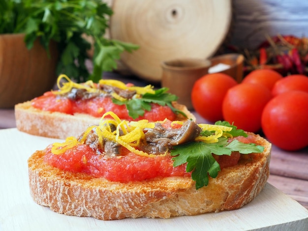 Bruschetta met geraspte tomaten en ansjovissen Spaanse voorgerechttapas