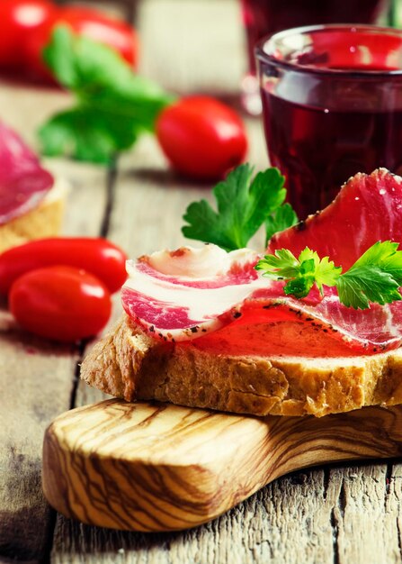 Bruschetta met geschoren vlees oude houten achtergrond selectieve focus