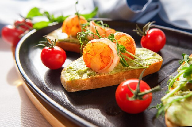 Bruschetta met gestoofde zalmkomkommer en saus Wasabi en glas witte wijn