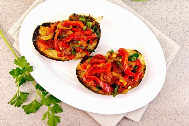 Bruschetta met groenten in bord op tafelblad