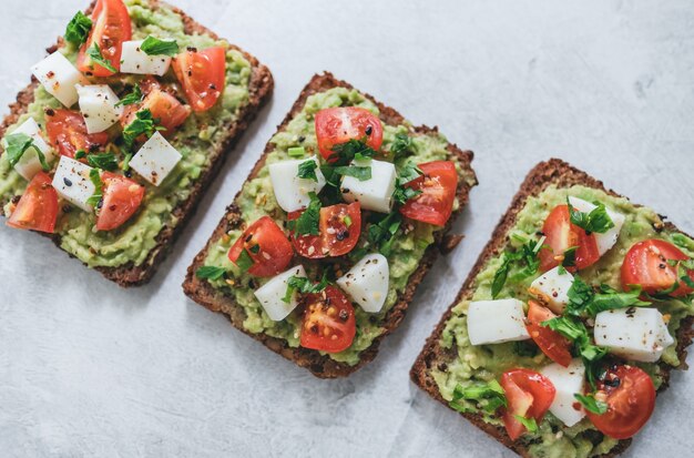 Bruschetta met guacamole en tomaten