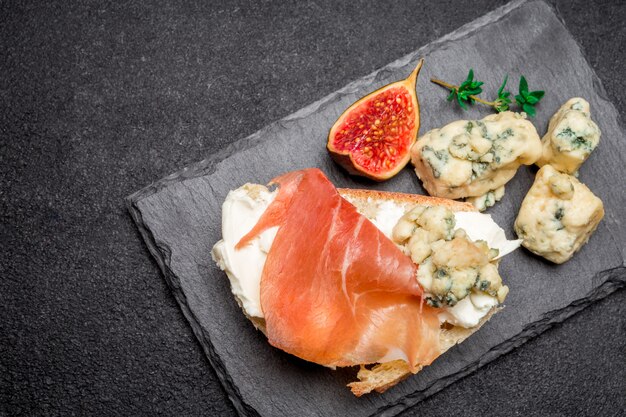 Bruschetta met ham, blauwe kaas en verse vijgen