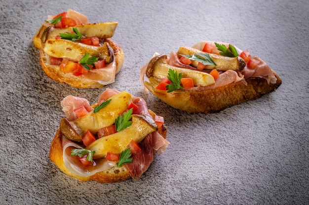 Bruschetta met ham ham en tomaten