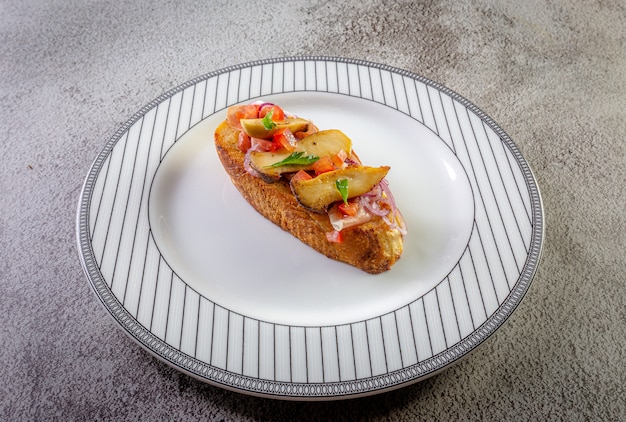 Bruschetta met ham ham en tomaten