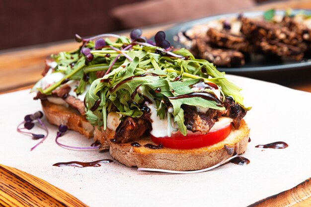 Bruschetta met kalkoen rucola basilicum en tomatenVooraanzicht