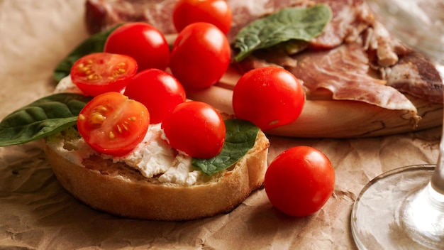 Bruschetta met kersentomaten wijnglas Italiaans voorgerecht