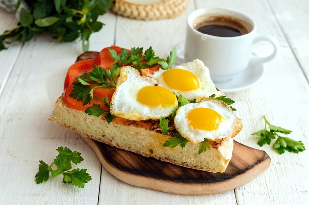 Bruschetta met kwarteleitje, paprika, kruiden en een kopje koffie. Licht ontbijt.