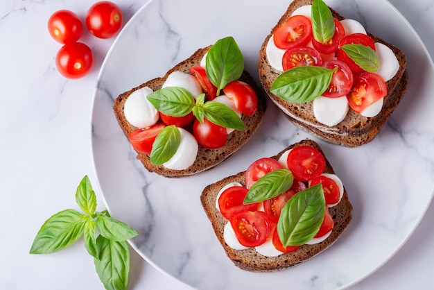 Bruschetta met mozzarella tomaten en basilicum vegetarisch eten gezond eten