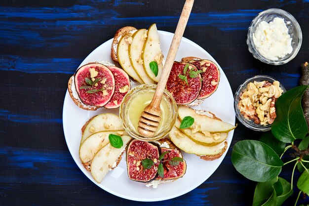 Bruschetta met peer, ricottakaas, honing en vijgen