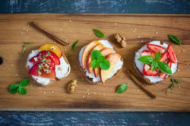 Bruschetta met perziken, pruimen, aardbeien en kwark