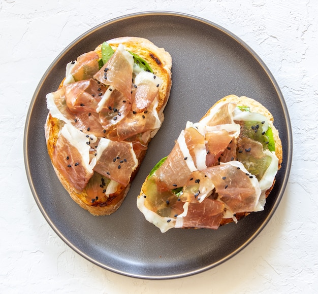 Bruschetta met prosciutto en serranoham