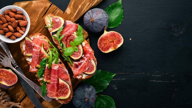 Bruschetta met prosciutto verse vijgen en kaas Op de oude achtergrond Gezonde voeding Vrije ruimte voor tekst Bovenaanzicht