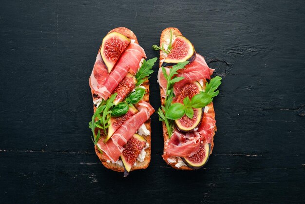 Bruschetta met prosciutto verse vijgen en kaas Op de oude achtergrond Gezonde voeding Vrije ruimte voor tekst Bovenaanzicht