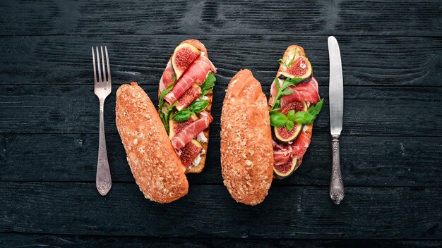 Bruschetta met prosciutto verse vijgen en kaas Op de oude achtergrond Gezonde voeding Vrije ruimte voor tekst Bovenaanzicht