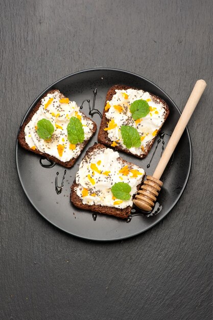 Bruschetta met roomkaas chiazaden en honing Super Foods