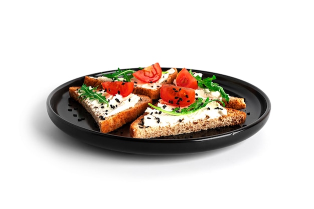 Bruschetta met roomkaas en groenten geïsoleerd op een witte achtergrond Toast en koffie geïsoleerd Sandwich geïsoleerd Sandwich met groenten en kaas Hoge kwaliteit foto