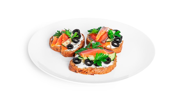 Bruschetta met roomkaas, zalm en geïsoleerde groenten. Toast geïsoleerd. Broodje geïsoleerd. Broodje met zalm en kaas