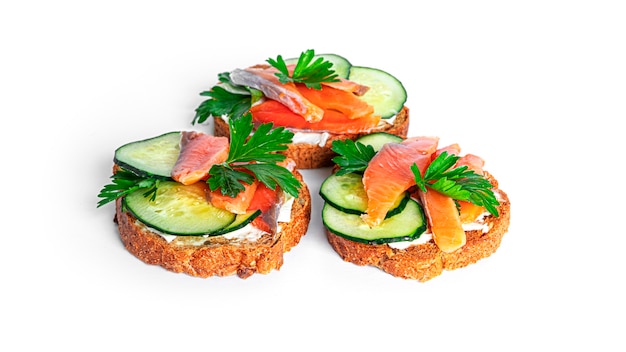 Bruschetta met roomkaas, zalm en geïsoleerde groenten. Toast geïsoleerd. Broodje geïsoleerd. Broodje met zalm en kaas