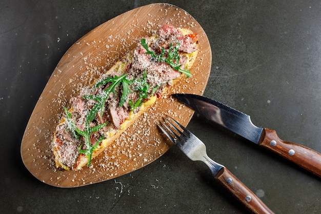 Bruschetta met rosbief en gebakken paprika