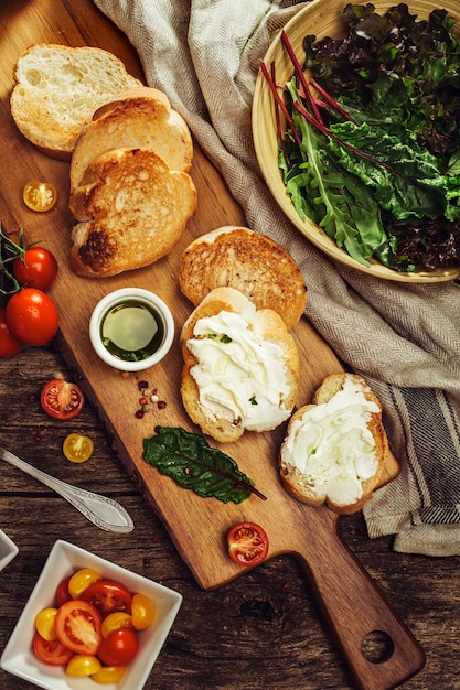 Bruschetta met saus van olijfolie, cherrytomaatjes en kruiden