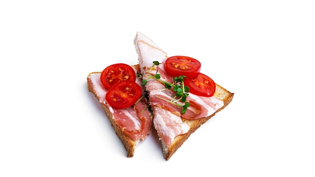 Bruschetta met spek en tomaat op een witte achtergrond. Hoge kwaliteit foto