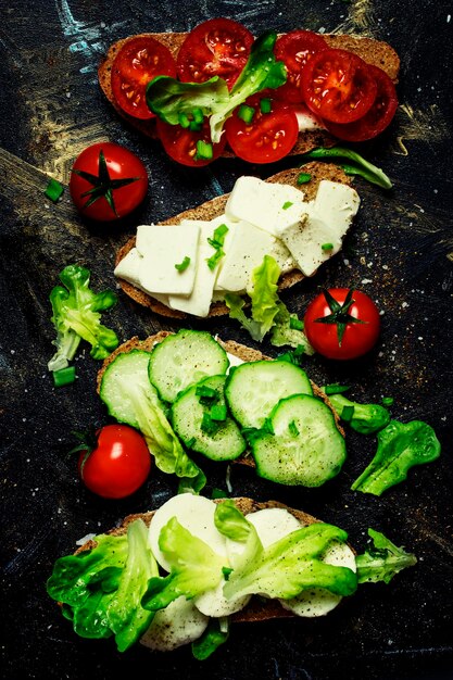 Bruschetta met tomaten komkommers kaas en sla bovenaanzicht