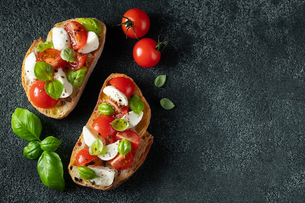 Bruschetta met tomaten, mozarella en basilicum.