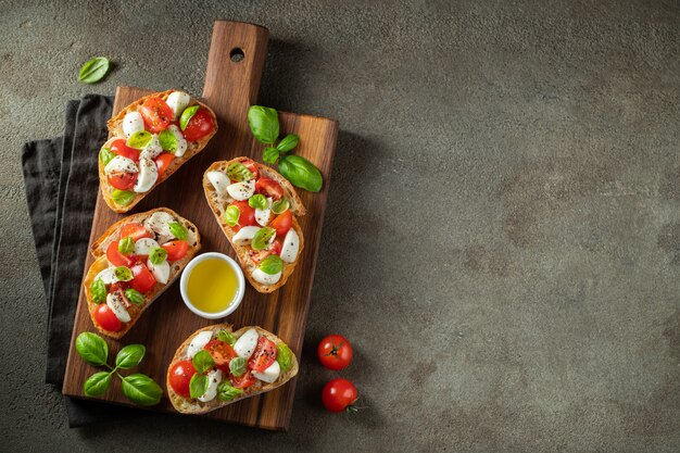 Bruschetta met tomaten, mozarella en basilicum.